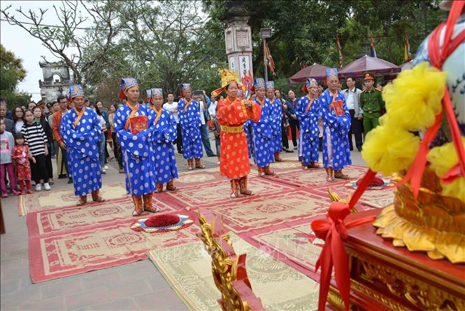 Trong ảnh: Các bậc cao niên làm lễ tế cá tại sân đền Trần. Ảnh: Công Luật - TTXVN  