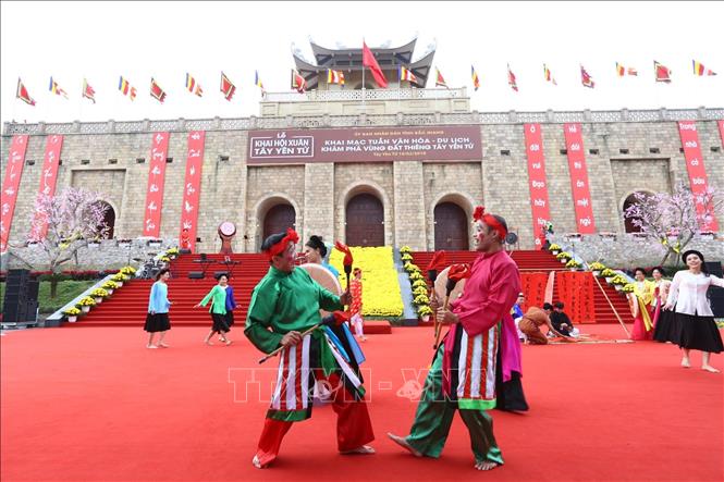 Trong ảnh: Các tiết mục biểu diễn nghệ thuật. Ảnh: Danh Lam – TTXVN