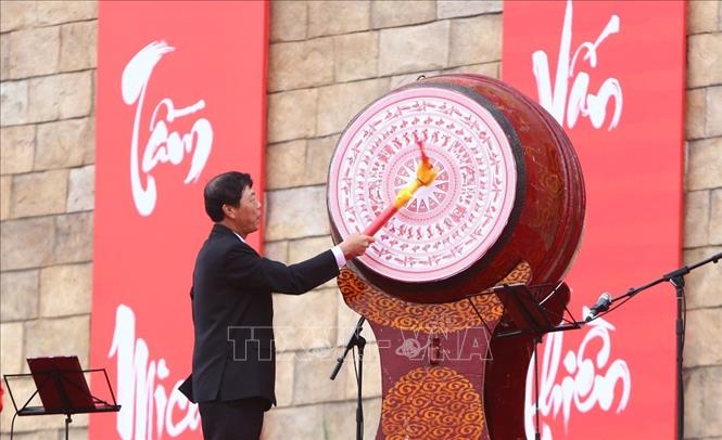 Trong ảnh: Ông Bùi Văn Hải, Bí thư Tỉnh ủy, Chủ tịch HĐND tỉnh Bắc Giang đánh trống khai hội. Ảnh: Danh Lam - TTXVN

