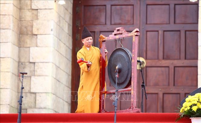 Trong ảnh: Thượng tọa Thích Thanh Quyết, Phó Chủ tịch Hội đồng trị sự Trung ương Giáo hội Phật giáo Việt Nam đánh cồng khai hội. Ảnh: Danh Lam - TTXVN
