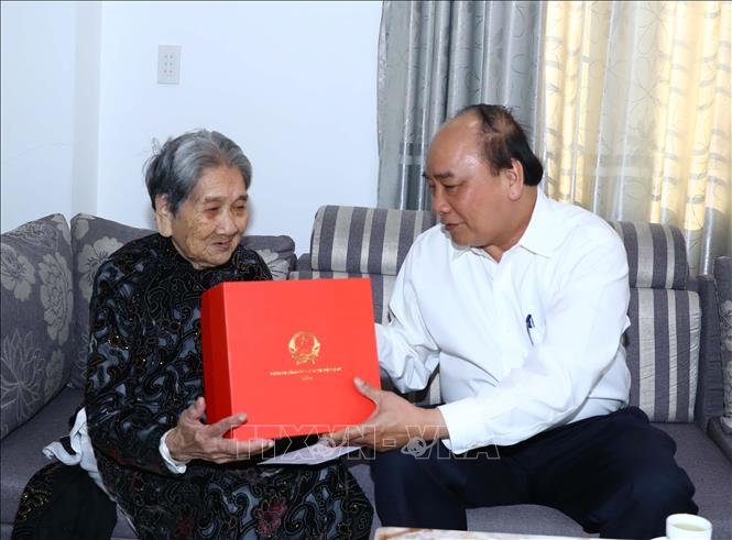 Trong ảnh: Thủ tướng Nguyễn Xuân Phúc thăm, tặng quà cho Mẹ Việt Nam anh hùng Dương Thị Vĩnh, có chồng, con và con dâu là liệt sỹ, tại 171 Bùi Thị Xuân, phường Đúc, thành phố Huế. Ảnh: Thống Nhất – TTXVN
