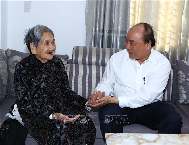 Trong ảnh: Thủ tướng Nguyễn Xuân Phúc thăm, tặng quà cho Mẹ Việt Nam anh hùng Dương Thị Vĩnh, có chồng, con và con dâu là liệt sỹ, tại 171 Bùi Thị Xuân, phường Đúc, thành phố Huế. Ảnh: Thống Nhất – TTXVN