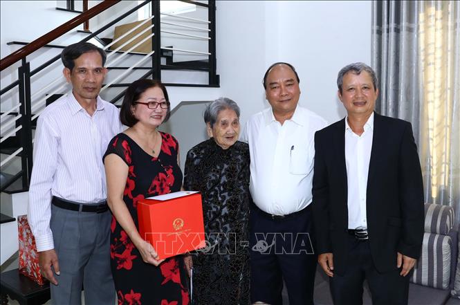 Trong ảnh: Thủ tướng Nguyễn Xuân Phúc thăm, tặng quà cho Mẹ Việt Nam anh hùng Dương Thị Vĩnh, có chồng, con và con dâu là liệt sỹ, tại 171 Bùi Thị Xuân, phường Đúc, thành phố Huế. Ảnh: Thống Nhất – TTXVN