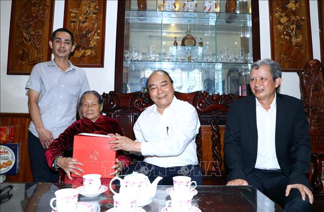 Trong ảnh: Thủ tướng Nguyễn Xuân Phúc thăm, tặng quà cho Mẹ Việt Nam anh hùng Phan Thị Thao, có chồng và con là liệt sỹ, tại phường An Cựu, thành phố Huế. Ảnh: Thống Nhất – TTXVN