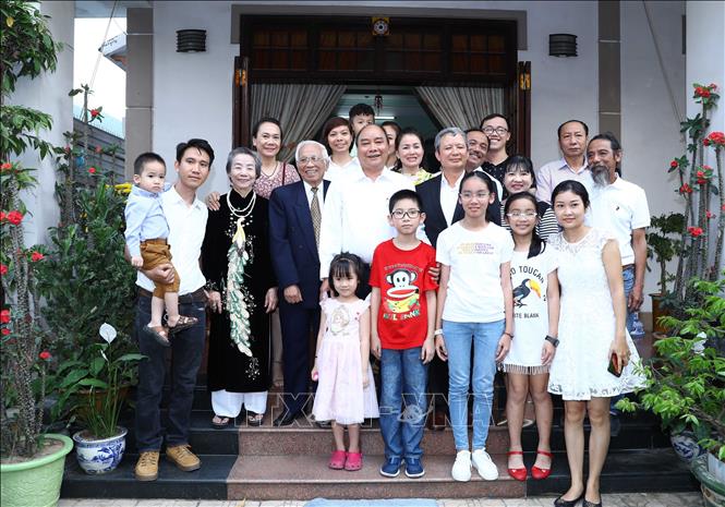 Trong ảnh: Thủ tướng Nguyễn Xuân Phúc thăm, tặng quà cho ông Nguyễn Thanh Dần, con Mẹ Việt Nam Anh hùng, ở phường Phước Vĩnh, thành phố Huế. Ảnh: Thống Nhất – TTXVN