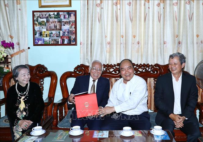 Trong ảnh: Thủ tướng Nguyễn Xuân Phúc thăm, tặng quà cho ông Nguyễn Thanh Dần, con Mẹ Việt Nam Anh hùng, ở phường Phước Vĩnh, thành phố Huế. Ảnh: Thống Nhất – TTXVN