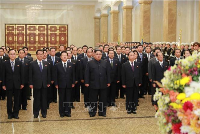 Trong ảnh (tư liệu): Nhà lãnh đạo Triều Tiên Kim Jong-un (hàng đầu, thứ 4, trái) viếng Cung Thái dương ở Bình Nhưỡng, ngày 11/10/2018. Ảnh: YONHAP/TTXVN