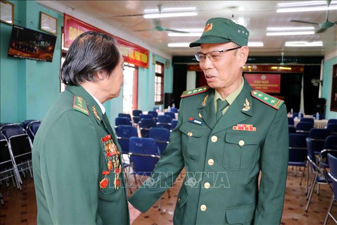 Trong ảnh: Các cựu binh biên phòng thành phố Lai Châu vui mừng khi được gặp lại nhau. Ảnh: Công Tuyên-TTXVN
