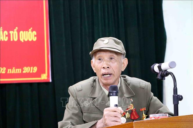 Trong ảnh: Cựu binh Phạm Quốc Việt (nguyên Chính trị viên Đại đội 5, Bộ Chỉ huy Bộ đội Biên phòng Lai Châu) chia sẻ những kỷ niệm về cuộc chiến đấu. Ảnh: Công Tuyên-TTXVN