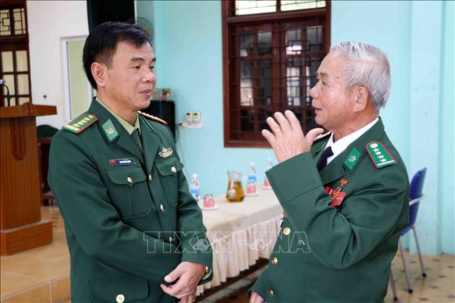 Trong ảnh: Lãnh đạo Bộ Chỉ huy Bộ đội Biên phòng tỉnh Lai Châu trò chuyện cùng cựu binh Biên phòng tham gia buổi gặp mặt. Ảnh: Công Tuyên-TTXVN