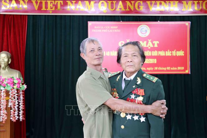 Trong ảnh: Các cựu binh Biên phòng thành phố Lai Châu vui mừng khi được gặp lại nhau. Ảnh: Công Tuyên-TTXVN