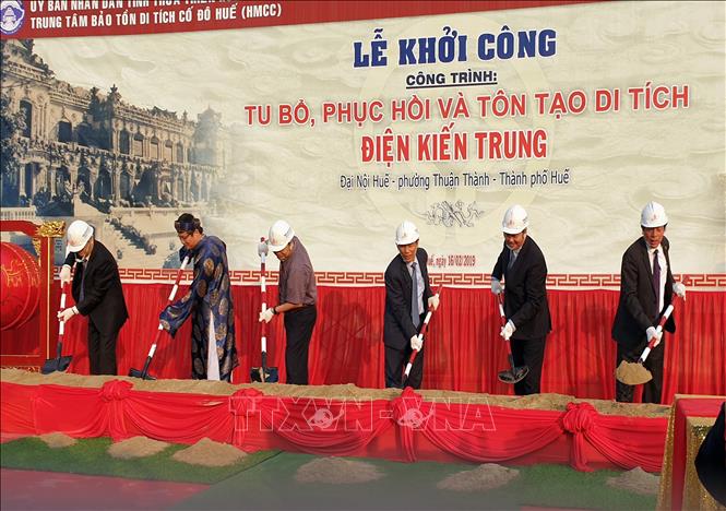 Photo: A view of the ground-breaking ceremony to restore and upgrade Kien Trung Palace. VNA Photo: Quốc Việt