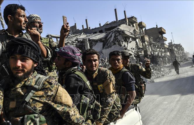 Trong ảnh (tư liệu): Các thành viên Lực lượng Dân chủ Syria sau chiến dịch truy quét các tay súng Tổ chức Nhà nước Hồi giáo tự xưng (IS) tại thành phố Raqa, miền Bắc Syria ngày 20/10/2017. Ảnh: AFP/TTXVN