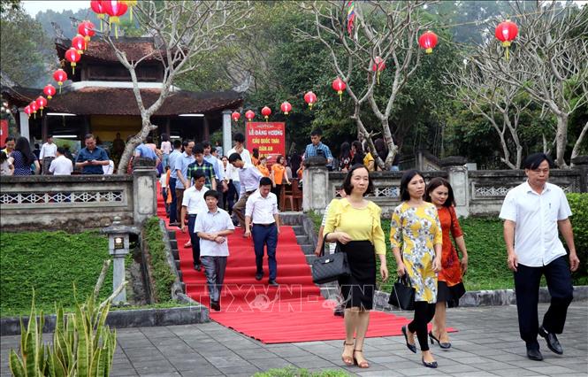 Trong ảnh: Đông đảo du khách đến thăm, quan Khu di tích Hải Thượng Lãn Ông. Ảnh: Công Tường-TTXVN