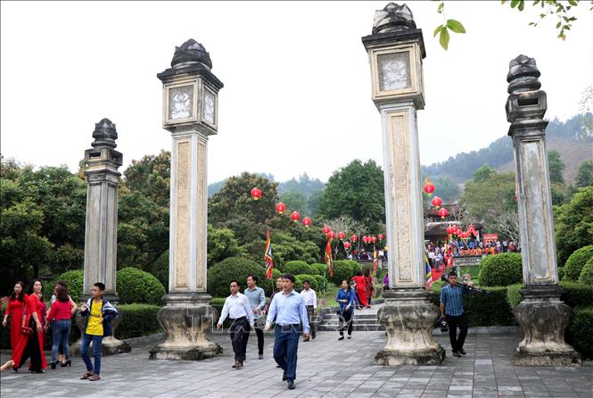 Trong ảnh: Du khách đến thăm quan khu di tích Hải Thượng Lãn Ông. Ảnh: Công Tường-TTXVN