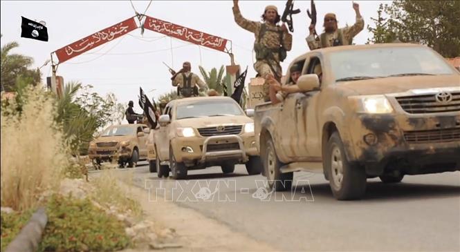 Trong ảnh (tư liệu): Các tay súng IS tại khu vực Welayat Homs, Syria, ngày 4/7/2015. Ảnh: AFP/ TTXVN