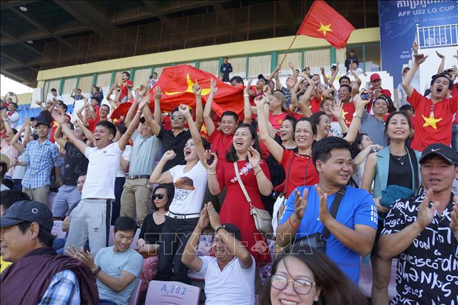 Trong ảnh: Niềm vui của người hâm mộ Việt Nam khi đội tuyển dẫn bàn 2-1. Ảnh: Nhóm P/v CQTT TTXVN tại Campuchia