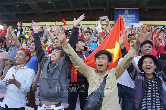 Trong ảnh: Các cổ động viên nhiệt thành của đội tuyển Việt Nam. Ảnh: Nhóm P/v CQTT TTXVN tại Campuchia
