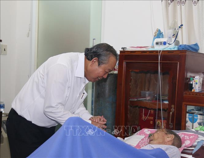Trong ảnh: Phó Thủ tướng Thường trực Trương Hòa Bình, đến thăm hỏi cụ Trần Cần Học (người có công với cách mạng). Ảnh: TTXVN