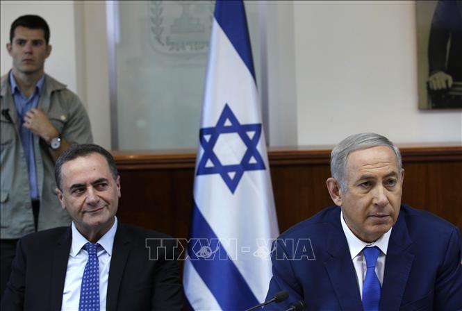 Trong ảnh (tư liệu): Thủ tướng Israel Benjamin Netanyahu (phải) và Bộ trưởng giao thông Israel Katz trong cuộc họp nội các tại Jerusalem ngày 4/9/2016. Ảnh: AFP/ TTXVN