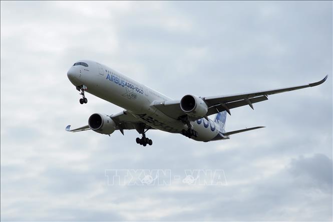 Trong ảnh: Máy bay A350-1000 của hãng Airbus thực hiện chuyến bay thử nghiệm tại sân bay Chateauroux, Pháp, ngày 8/2/2019. Ảnh: AFP/ TTXVN