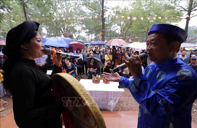 Photo: Love duet singing during the Lim festival. VNA Photo: Trần Việt