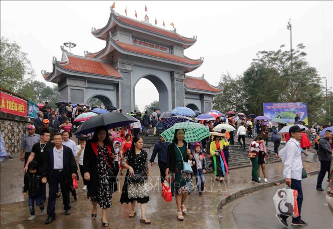 Photo: Visitors flock to Lim festival. VNA Photo: Trần Việt