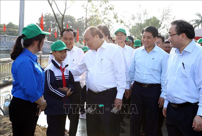 Trong ảnh: Thủ tướng Nguyễn Xuân Phúc với nhân dân huyện Đông Anh tham dự Lễ phát động 