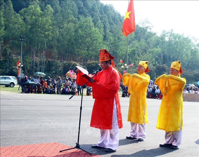 Trong ảnh: Nghi thức tế lễ tại Lễ hội đền Vua Mai. Ảnh: Tá Chuyên – TTXVN