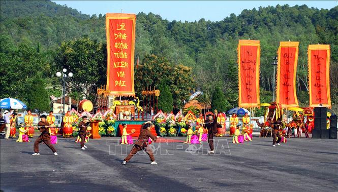 Trong ảnh: Màn múa võ thuật tại Lễ hội đền Vua Mai năm 2019. Ảnh: Tá Chuyên – TTXVN