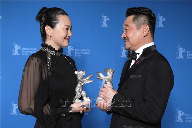 Trong ảnh: Diễn viên Trung Quốc Vương Cảnh Xuân (phải) và Vịnh Mai (trái) đoạt giải Gấu Bạc cho hạng mục Nam/ nữ diễn viên xuất sắc với vai diễn trong phim 