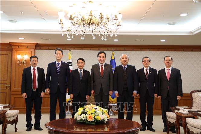 Trong ảnh: Thủ tướng Hàn Quốc Lee Nak-yon (giữa) tiếp Tổng Giám đốc TTXVN Nguyễn Đức Lợi cùng đoàn công tác tại Văn phòng Thủ tướng ở thủ đô Seoul, ngày 18/2/2019. Ảnh: Hữu Tuyên - Pv TTXVN tại Hàn Quốc