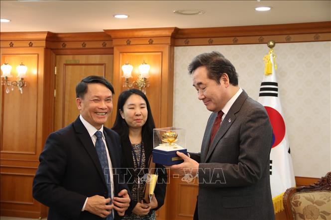 Trong ảnh: Thủ tướng Hàn Quốc Lee Nak-yon tiếp và tặng quà lưu niệm cho Tổng Giám đốc TTXVN Nguyễn Đức Lợi tại Văn phòng Thủ tướng ở thủ đô Seoul, ngày 18/2/2019. Ảnh: Hữu Tuyên - Pv TTXVN tại Hàn Quốc