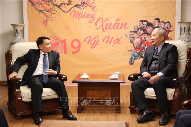 Trong ảnh: Tổng Giám đốc TTXVN Nguyễn Đức Lợi nói chuyện với Đại sứ Nguyễn Vũ Tú trong buổi tới thăm Đại sứ quán Việt Nam tại Hàn Quốc ở thủ đô Seoul, ngày 18/2/2019. Ảnh: Hữu Tuyên - Pv TTXVN tại Hàn Quốc