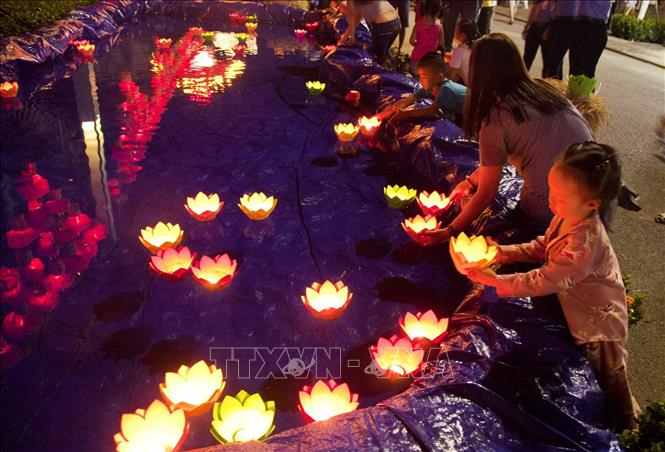 Trong ảnh: Người dân và du khách tham gia thả hoa đăng. Hồng Đạt - TTXVN
