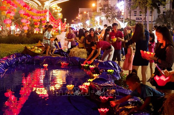 Trong ảnh: Người dân và du khách tham gia thả hoa đăng. Hồng Đạt - TTXVN
