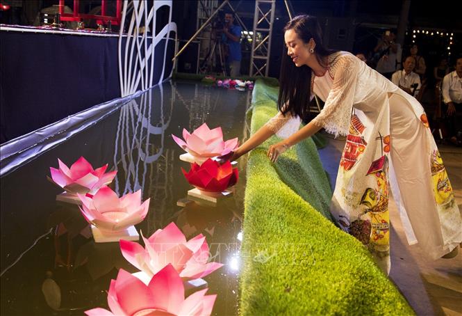 Trong ảnh: Á hậu Việt Nam Thúy An thực hiện nghi thức thả hoa đăng. Hồng Đạt - TTXVN
