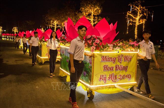 Trong ảnh: Đoàn xe rước hoa đăng trong Đêm Hội. Hồng Đạt - TTXVN
