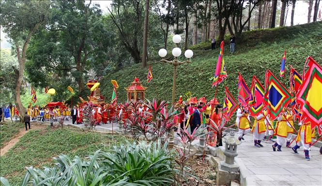 Trong ảnh: Lễ rước kiệu lên Đền Thượng. Ảnh: Quốc Khánh - TTXVN