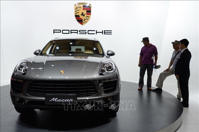 Trong ảnh: Xe của hãng Porsche được trưng bày tại triển lãm ô tô quốc tế Đại Liên ở tỉnh Liêu Ninh, miền đông bắc Trung Quốc ngày 31/5/2018. Ảnh: THX/TTXVN
