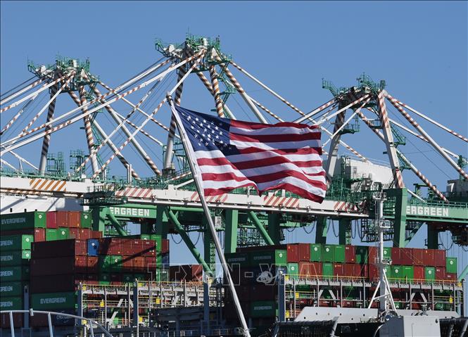 Trong ảnh:Vận chuyển hàng hóa tại Cảng Long Beach ở  Los Angeles, bang California, Mỹ. Ảnh: AFP/TTXVN