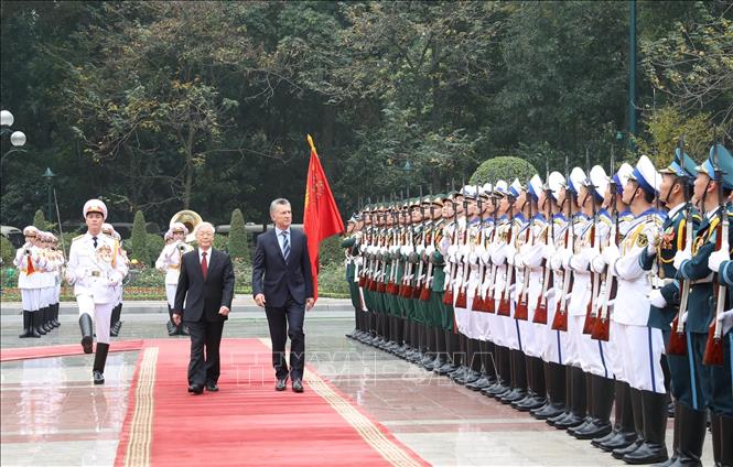 Trong ảnh: Tổng Bí thư, Chủ tịch nước Nguyễn Phú Trọng và Tổng thống Argentina Mauricio Macri duyệt đội danh dự Quân đội Nhân dân Việt Nam. Ảnh: Trí Dũng - TTXVN
