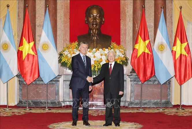 Chủ tịch nước Nguyễn Phú Trọng và Tổng thống Cộng hòa Argentina Mauricio Macri tại lễ đón. Ảnh: Trí Dũng - TTXVN