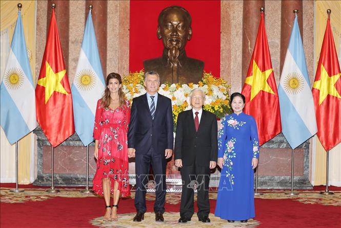 Trong ảnh: Tổng Bí thư, Chủ tịch nước Nguyễn Phú Trọng và Phu nhân với Tổng thống Argentina Mauricio Macri và Phu nhân tại lễ đón. Ảnh: Trí Dũng - TTXVN