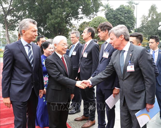 Trong ảnh: Tổng Bí thư, Chủ tịch nước Nguyễn Phú Trọng và Tổng thống Argentina Mauricio Macri với các thành viên Đoàn đại biểu Argentina. Ảnh: Trí Dũng - TTXVN