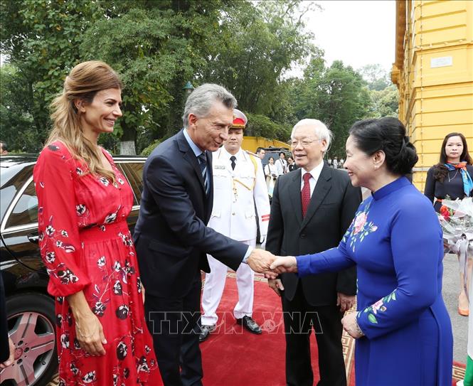 Trong ảnh: Tổng Bí thư, Chủ tịch nước Nguyễn Phú Trọng và Phu nhân cùng Tổng thống Argentina Mauricio Macri và Phu nhân tại lễ đón. Ảnh : Trí Dũng – TTXVN