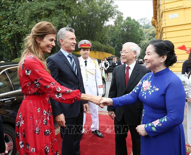 Trong ảnh: Tổng Bí thư, Chủ tịch nước Nguyễn Phú Trọng và Phu nhân cùng Tổng thống Argentina Mauricio Macri và Phu nhân tại lễ đón. Ảnh: Trí Dũng – TTXVN