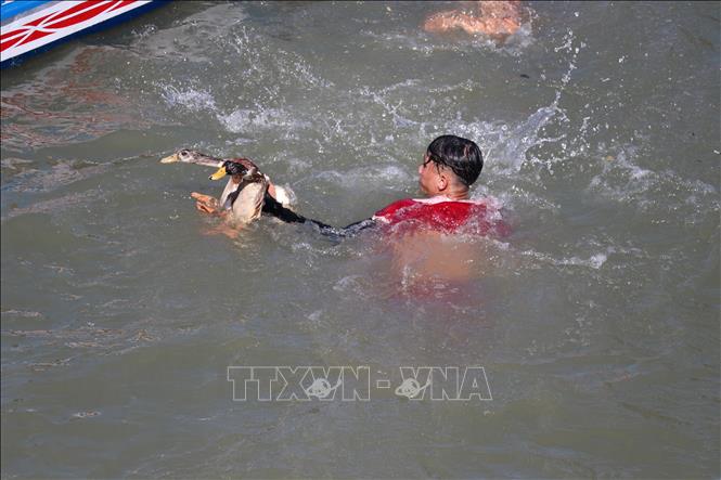 Trong ảnh: Phần thưởng cho trò chơi chính là những con vịt mà họ bắt được. Ảnh: Bùi Giang-TTXVN