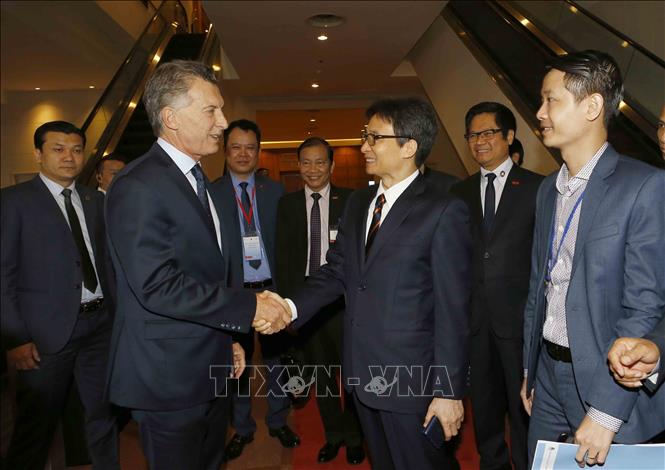 Trong ảnh:  Phó Thủ tướng Chính phủ Vũ Đức Đam đón Tổng thống nước Cộng hòa Argentina Mauricio Macri. Ảnh: Doãn Tấn - TTXVN