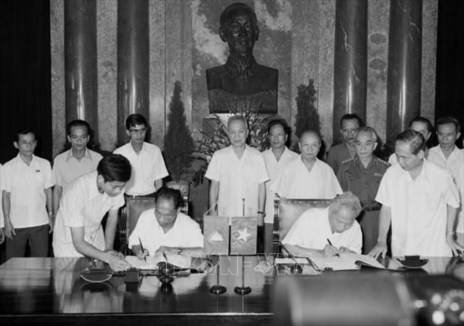 Trong ảnh: Thủ tướng Phạm Văn Đồng và Chủ tịch nước Cộng hòa nhân dân Campuchia Heng Samrin ký Tuyên bố chung Việt Nam - Campuchia, trong chuyến thăm chính thức của Chủ tịch Heng Samrin tới Việt Nam, ngày 22/8/1979. Ảnh: TTXVN